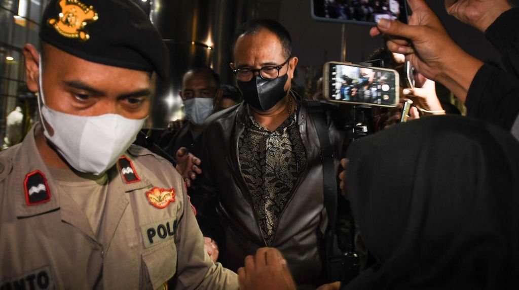 Mantan pejabat Ditjen Pajak Kementerian Keuangan Rafael Alun Trisambodo (tengah) berjalan menghindari wartawan usai menjalani pemeriksaan di Gedung Merah Putih KPK, Jakarta, Jumat (24/3/2023). Pemeriksaan tersebut dilakukan terkait dugaan korupsi yang dilakukan Rafael. ANTARA FOTO/Aditya Pradana Putra/aww.